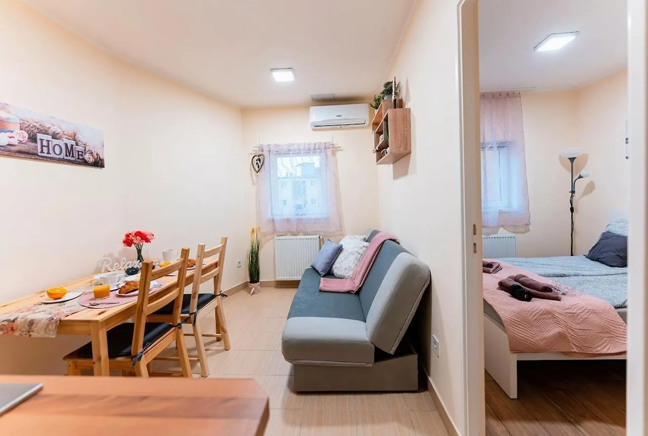הקונטקטים של Zita Apartment 4